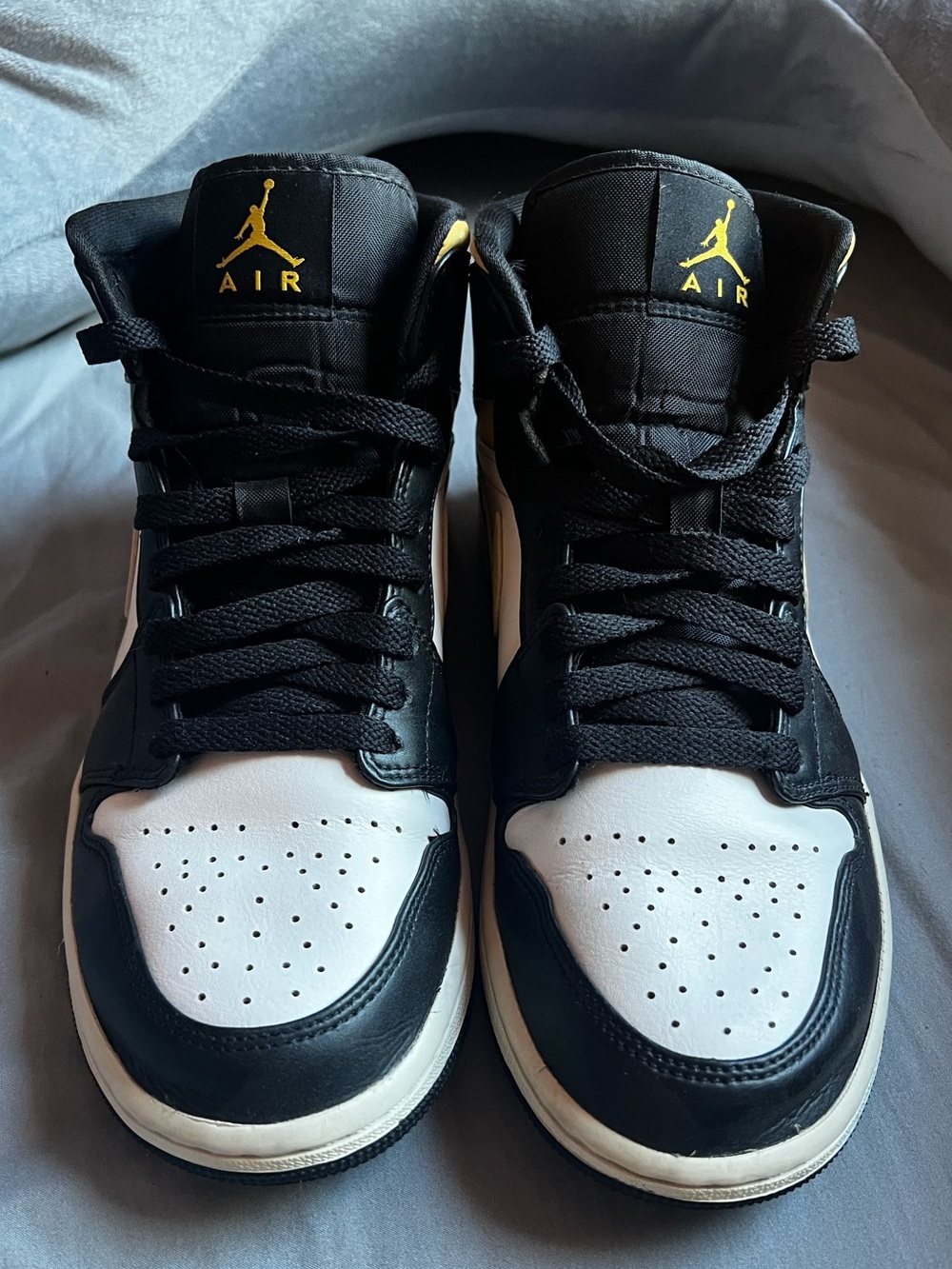 Air Jordan 1 Mid “Black University Gold” / White Pollen Black